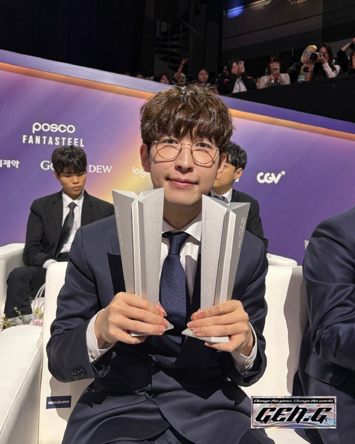 GEN官方晒颁奖返图:闪耀LCK Awards